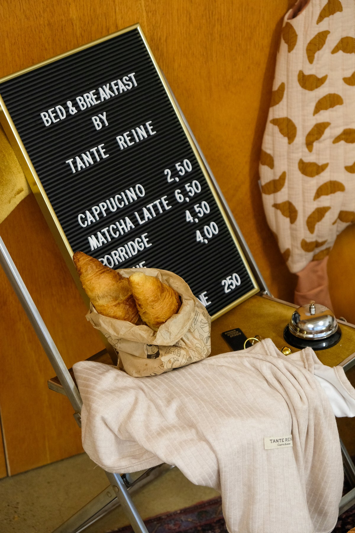 Couverture nougat posée sur une chaise avec tableau petit déjeuner menu