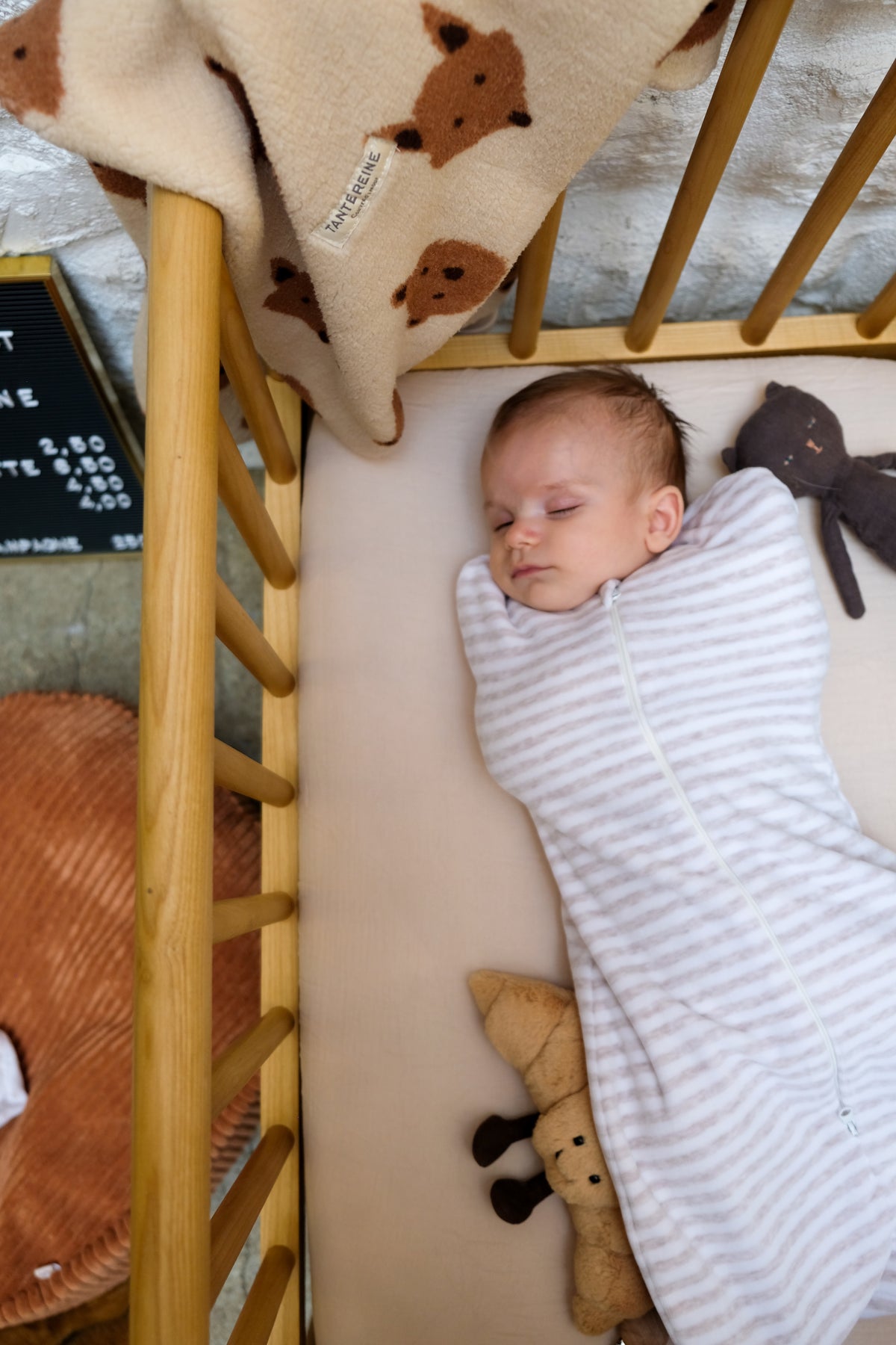 bebe dormant dans une emmailloteuse