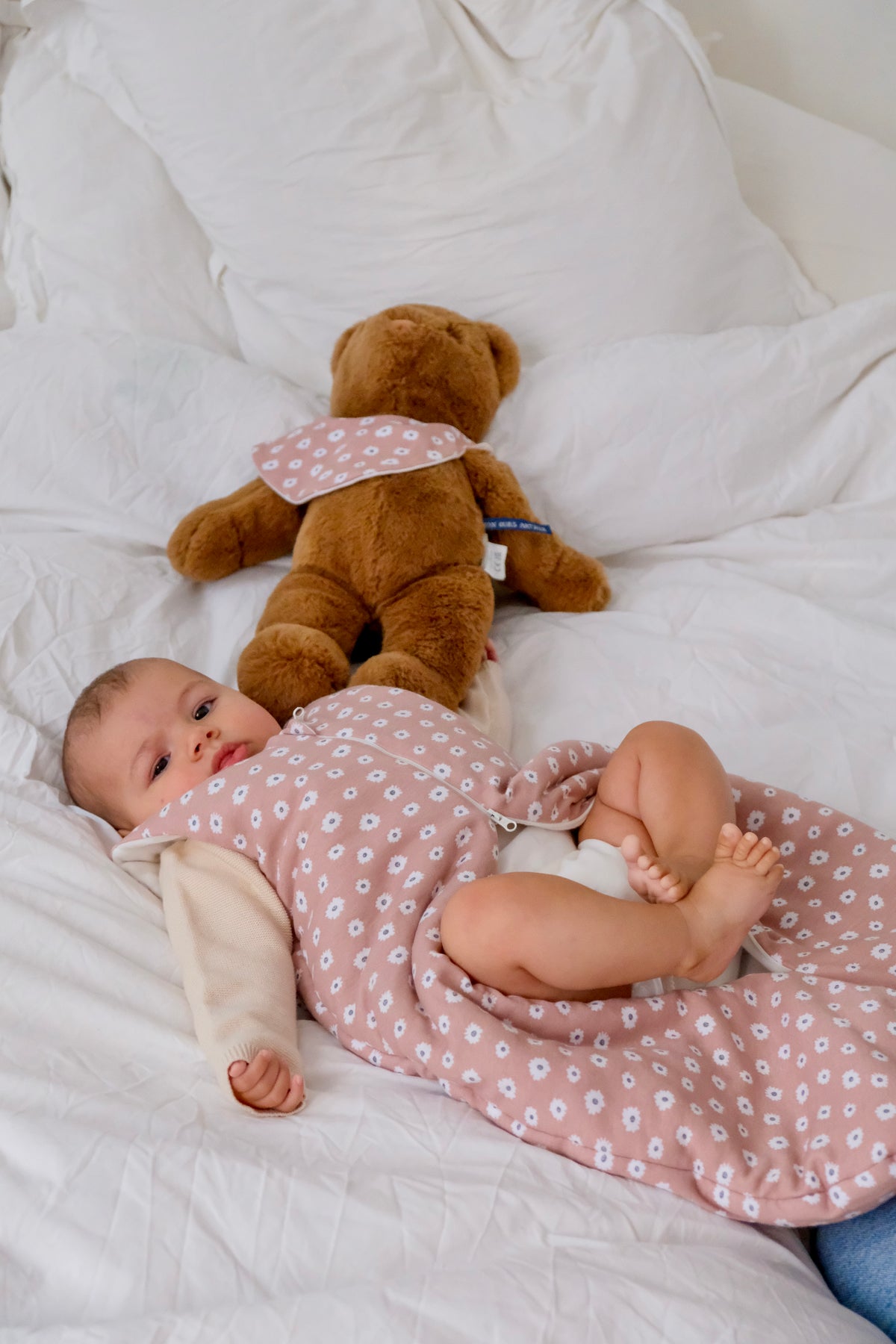 bebe dans gigoteuse hiver guimauve sur lit