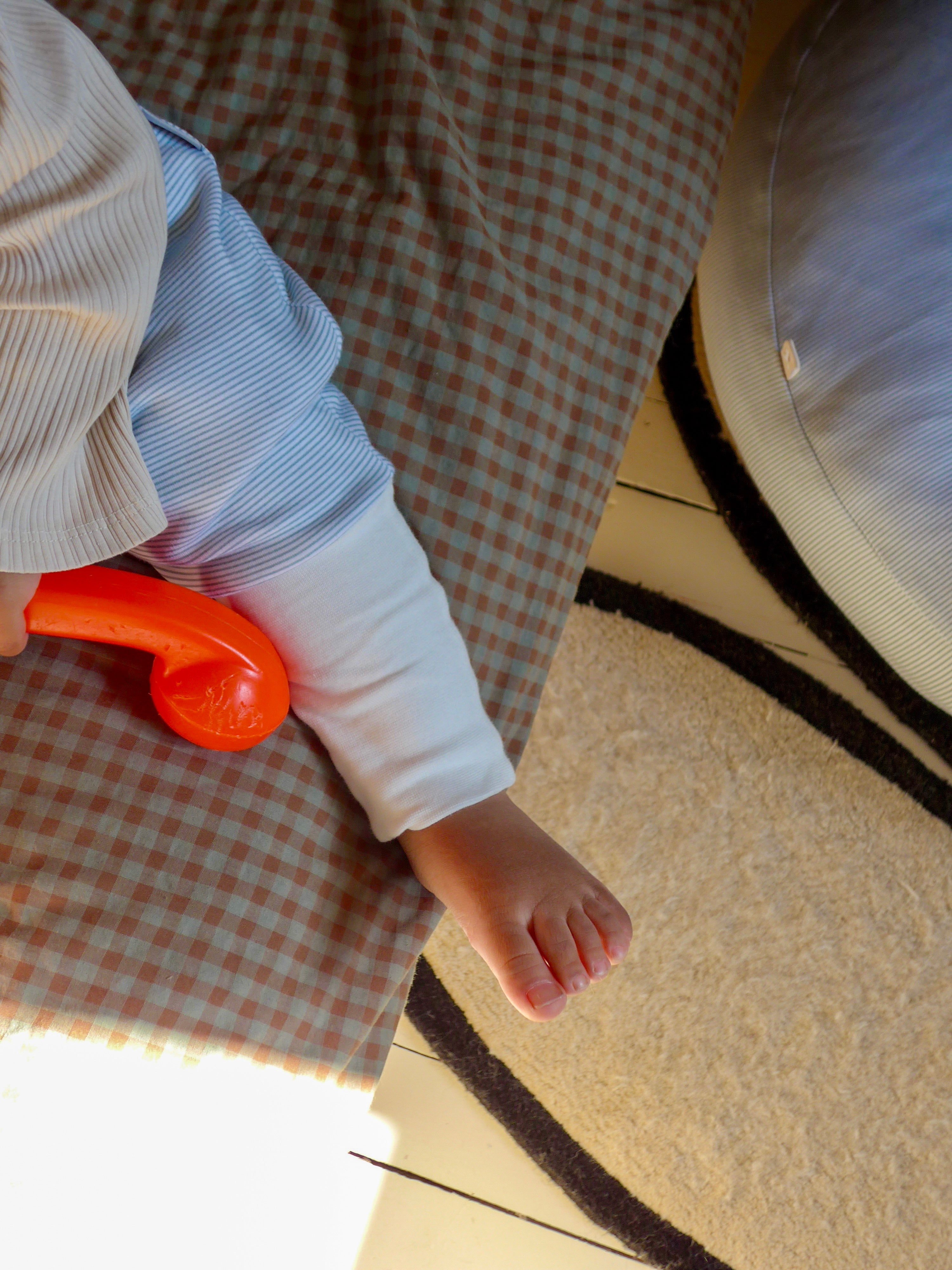 gigoteuse ete turbulette a pieds retroussables bebe liberte mouvement