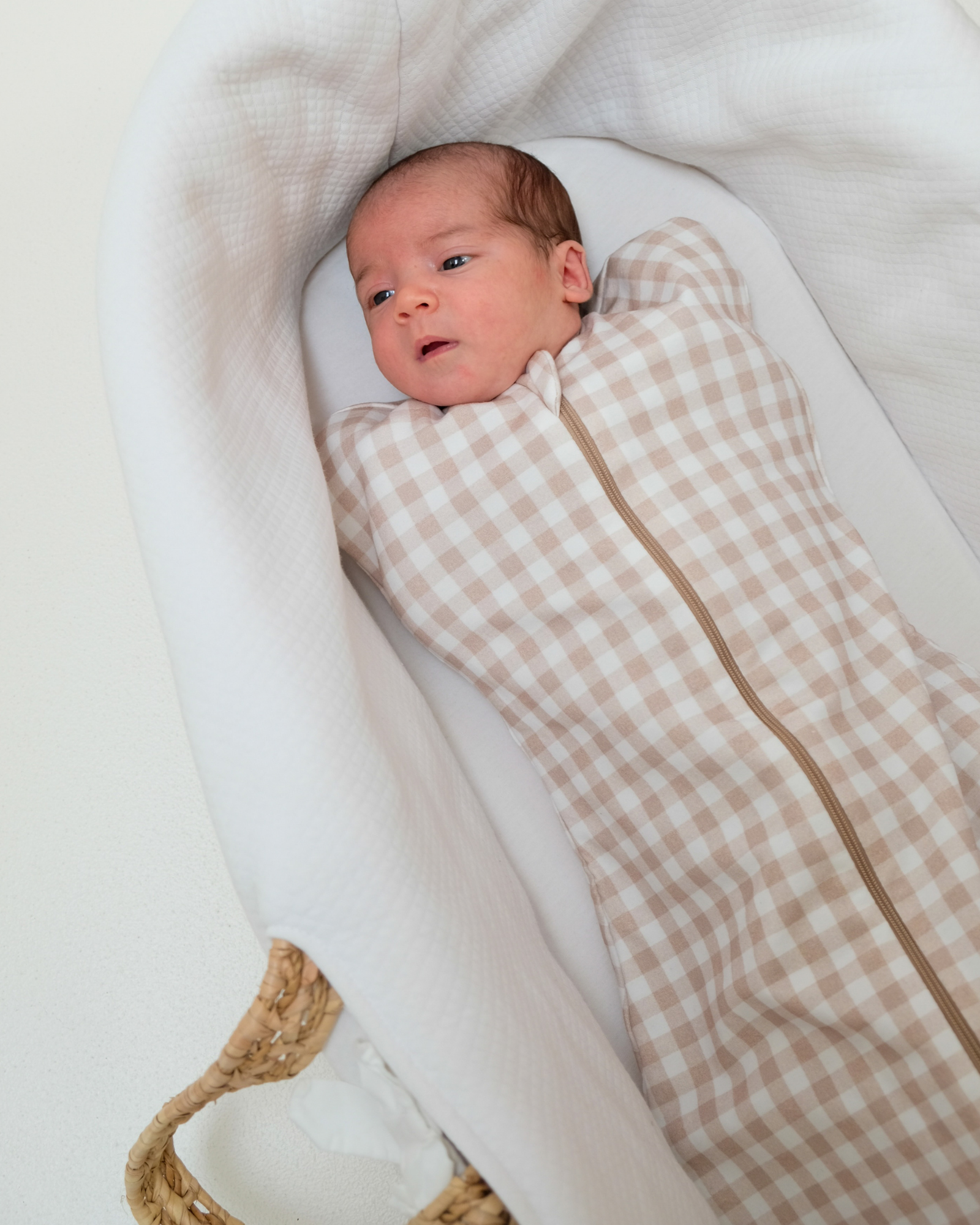 Bébé dans son berceau mis dans une emmailloteuse Tante Reine