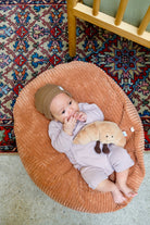 bébé sur nid cannelle avec bonnet noisette