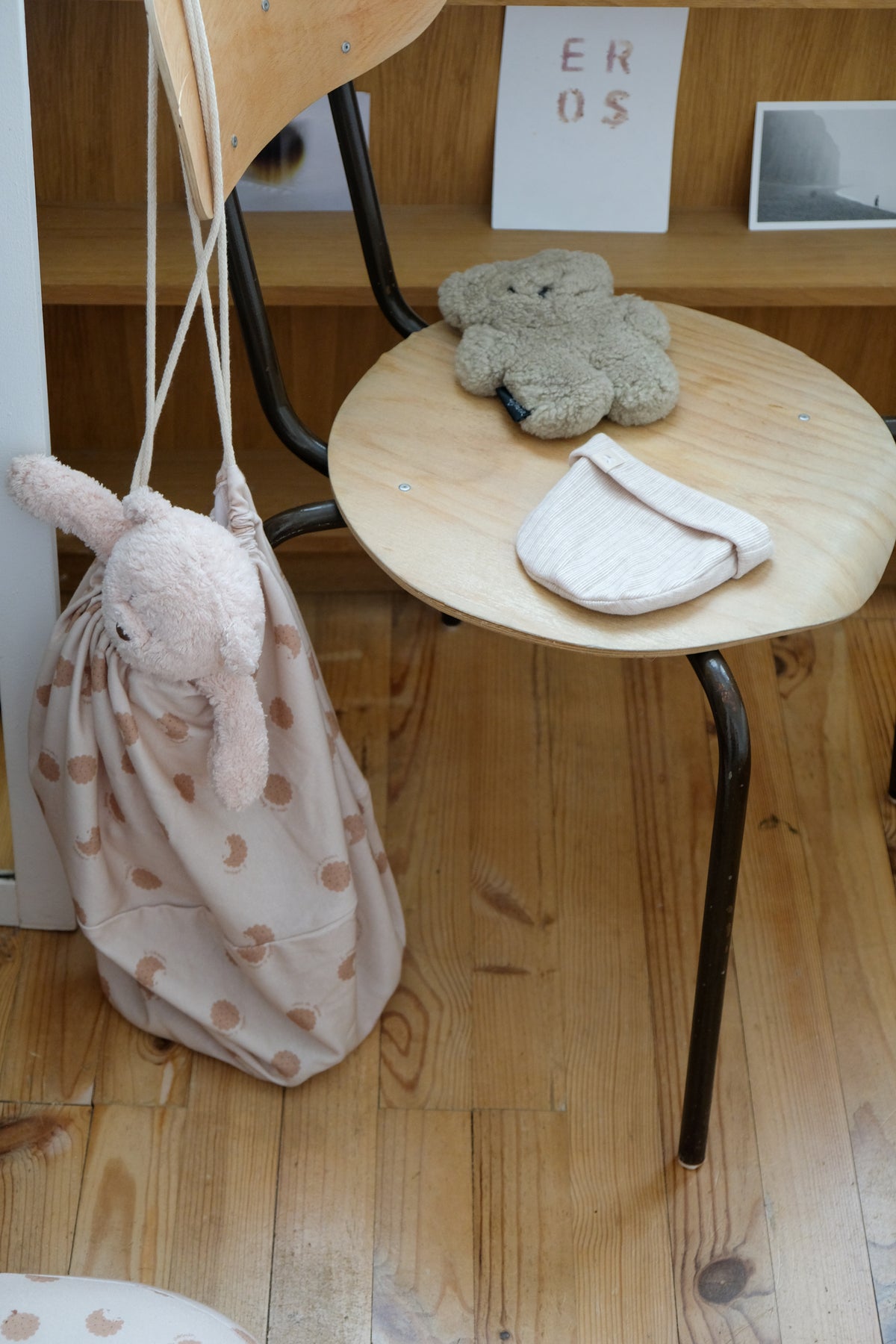 nid bag cookie sur une chaise avec peluche et bonnet