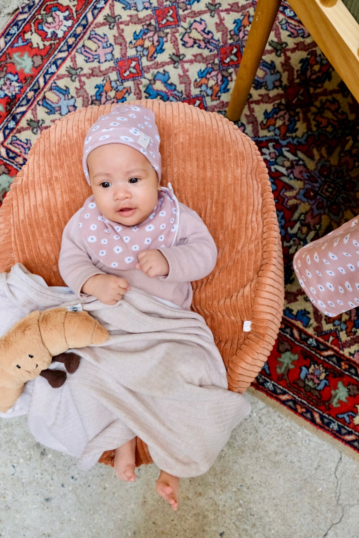 bébé sur nid avec bonnet et bavoir guimauve et couverture et peluche croissant