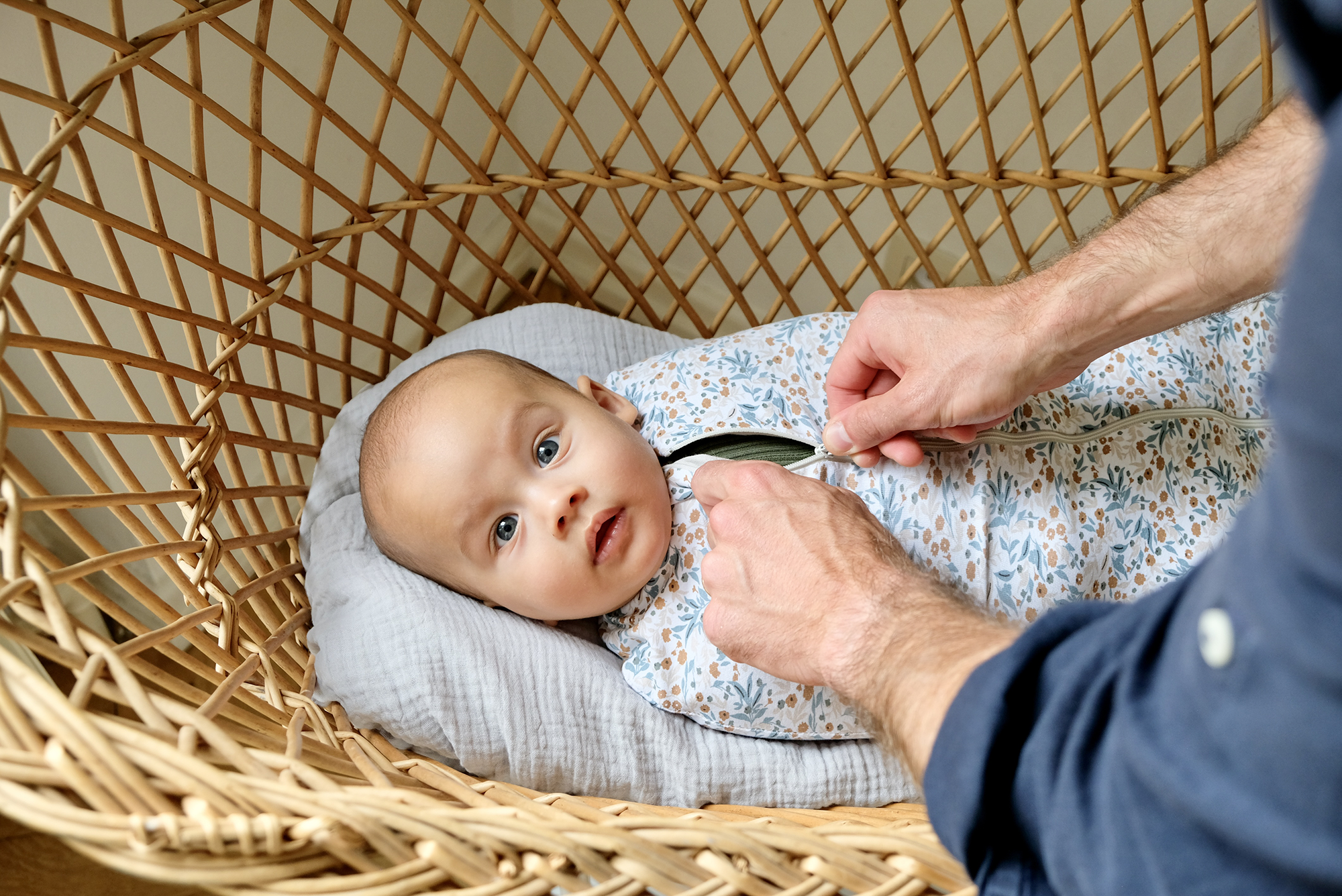 bébé emmailloté dans un coufin