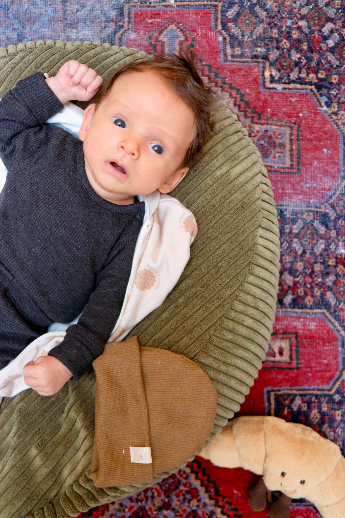 bébé sur nid matcha avec bonnet noisette