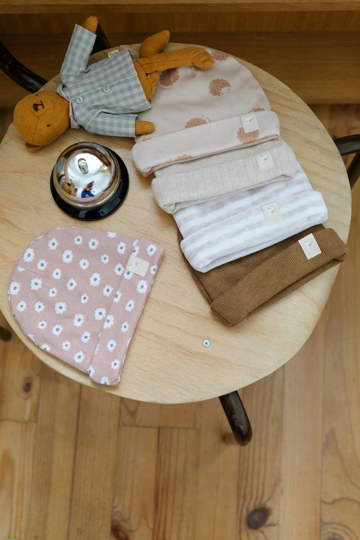 bonnets disposés sur une chaise
