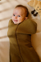 bebe emmailloté qui sourit