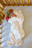 Bébé qui dort dans son lit à barreaux