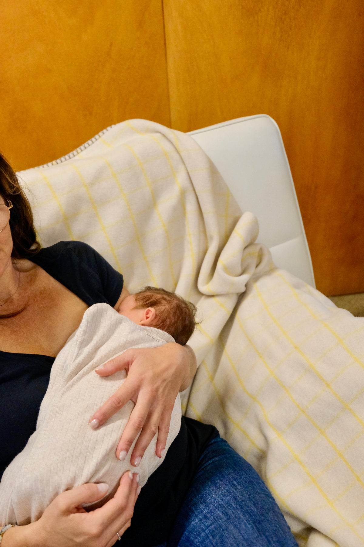 maman allaitant son bébé dans son emmailloteuse nougat