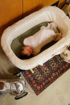 bébé dormant emmailloté dans son couffin