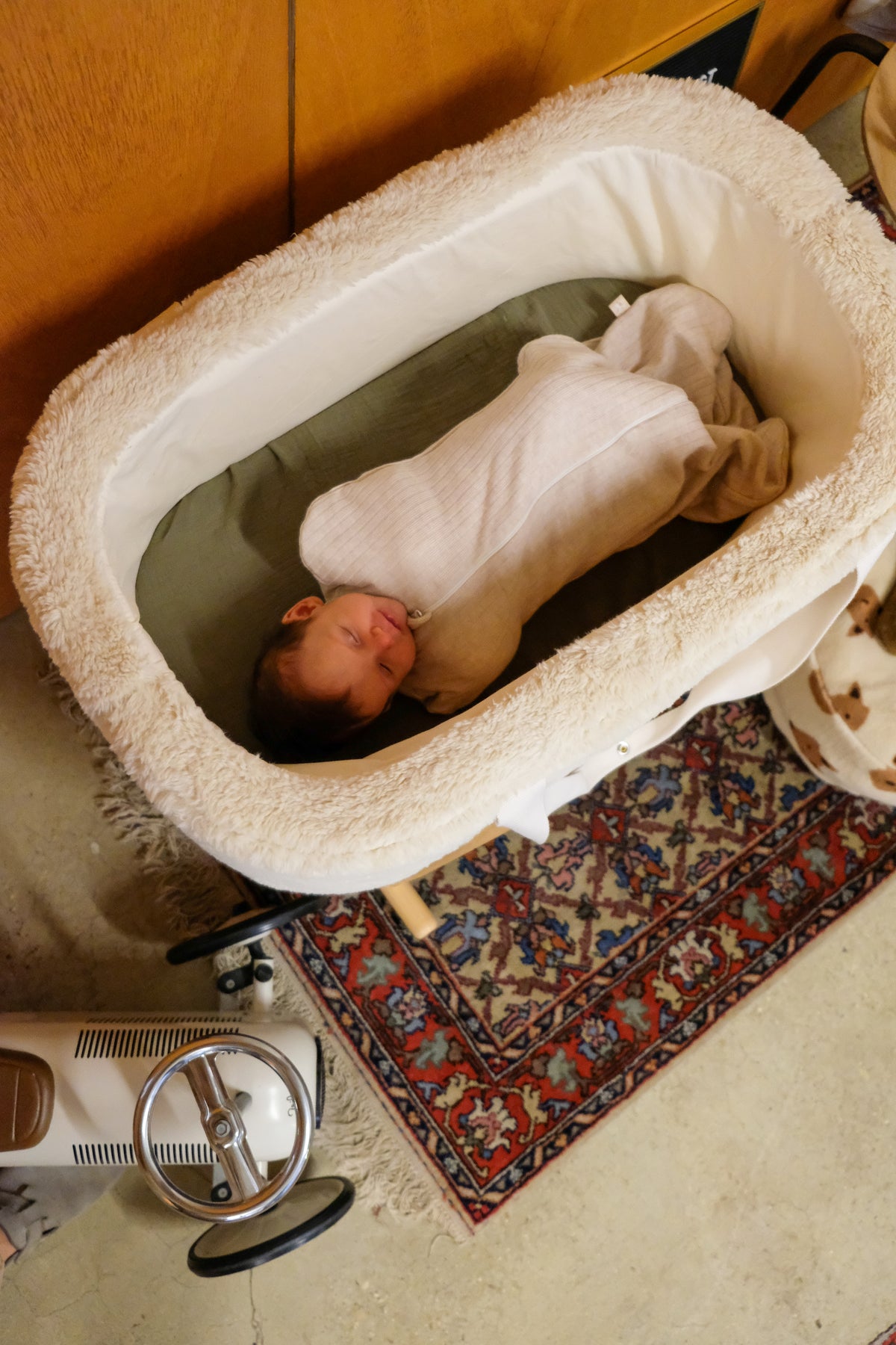 bébé dormant emmailloté dans son couffin