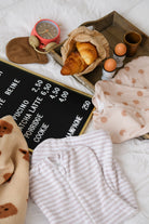 deux emmailloteuses sur un lit au petit déjeuner