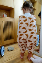 enfant de dos montrant la gigoteuse à pieds croissant