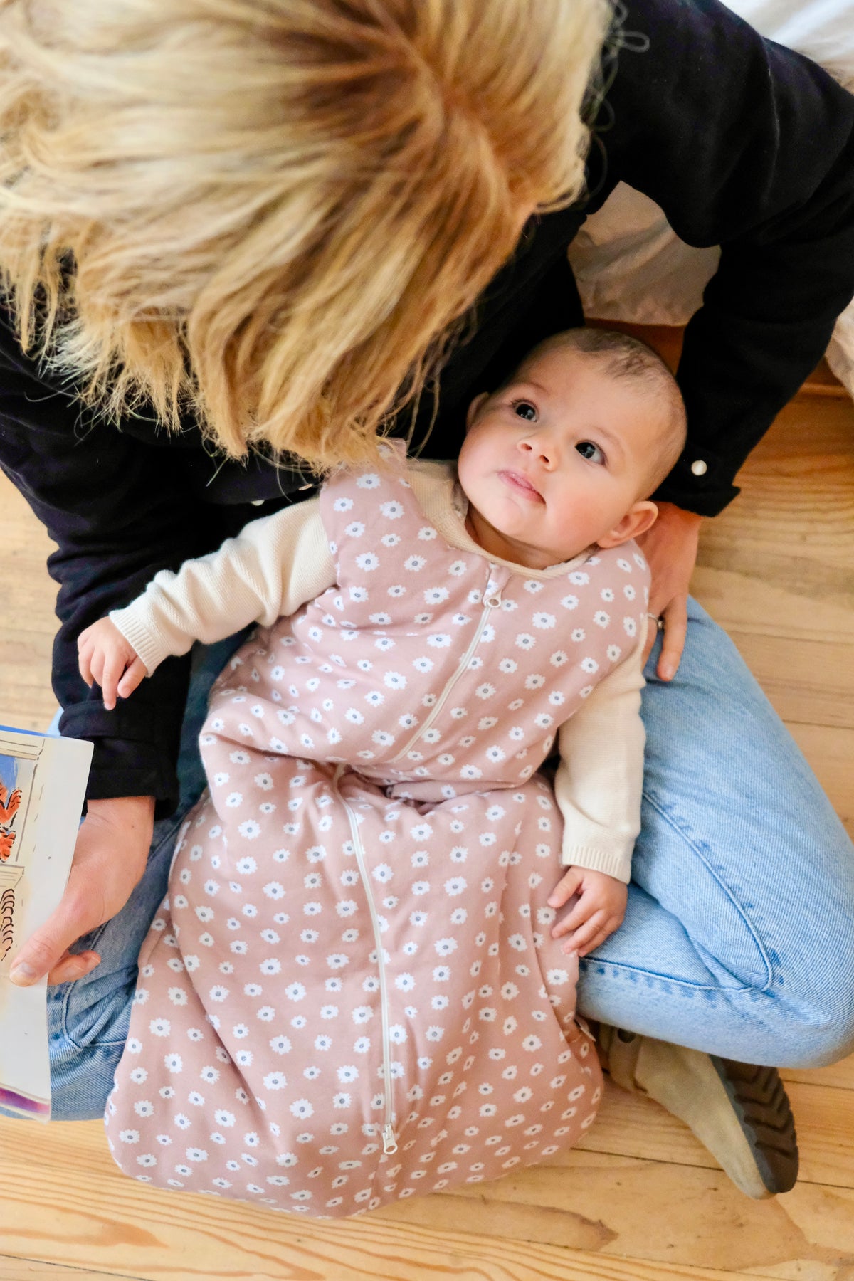 bebe regardant sa maman en gigoteuse fleurie guimauve