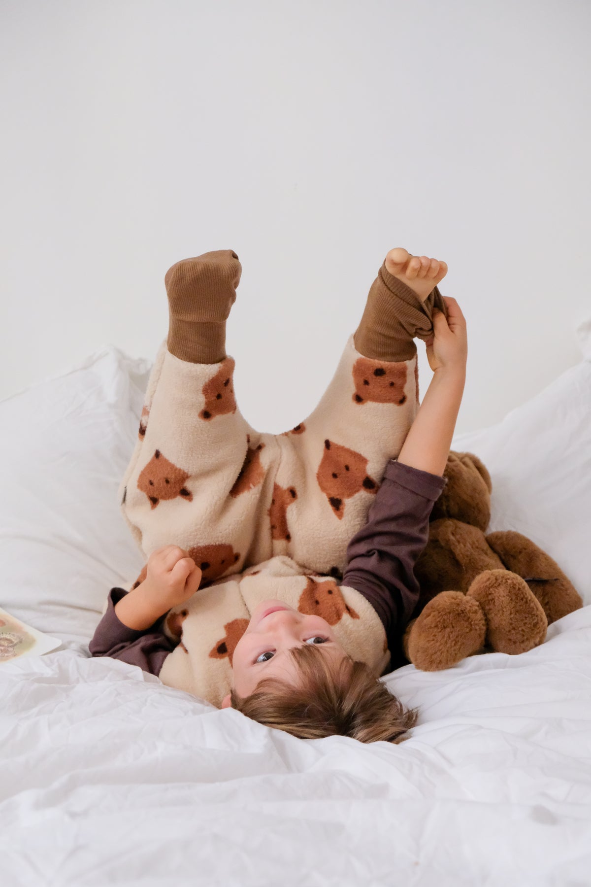 démonstration du pied retroussable de la gigoteuse à pieds par un enfant