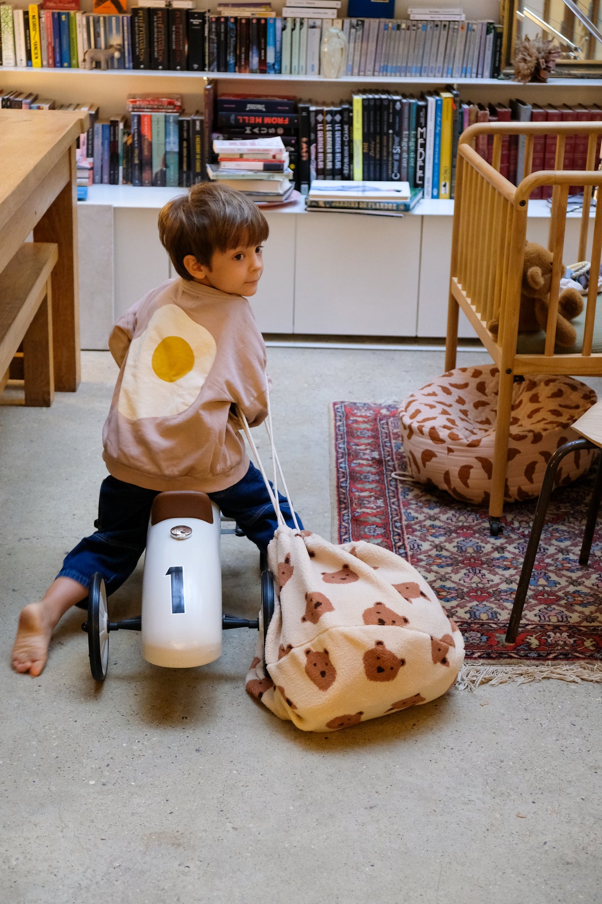 enfant sur porteur tirant un nid bag