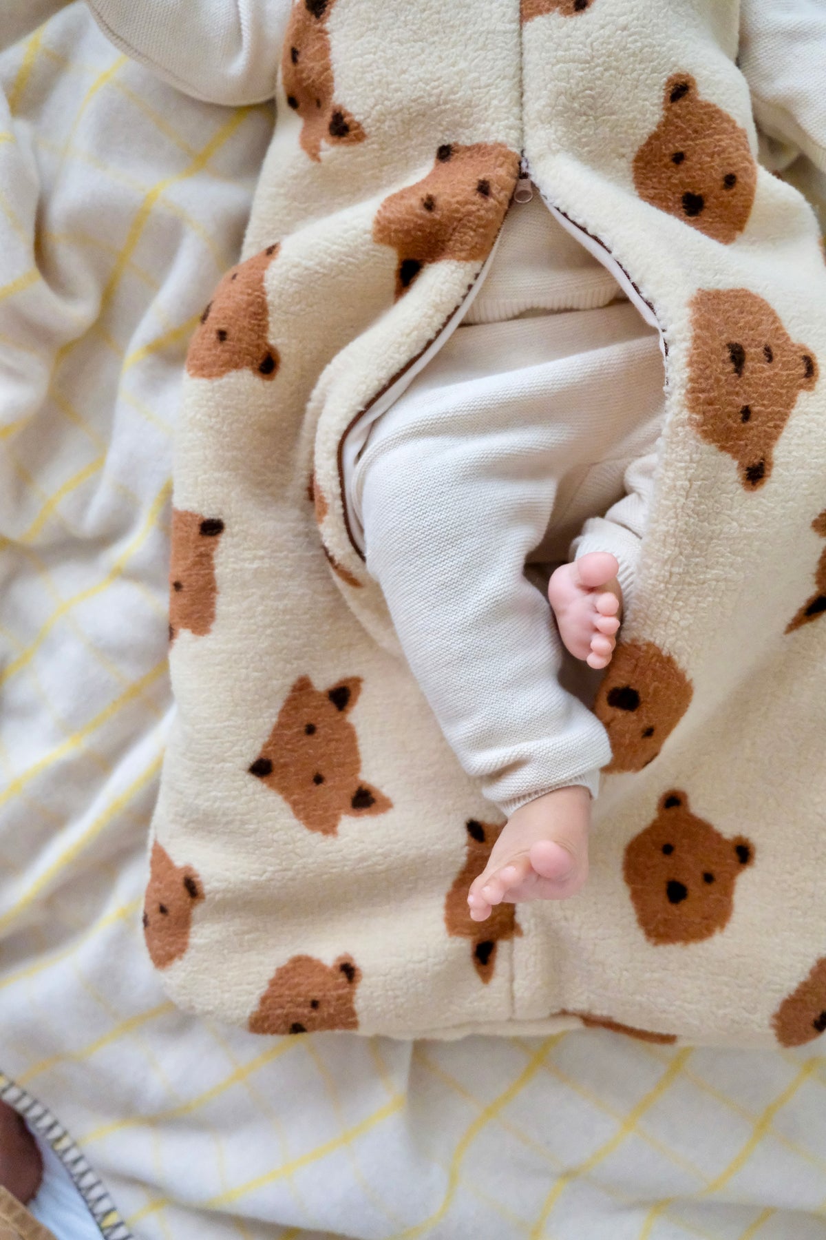 gigoteuse hiver friends montrant le double zip avec pieds qui dépassent