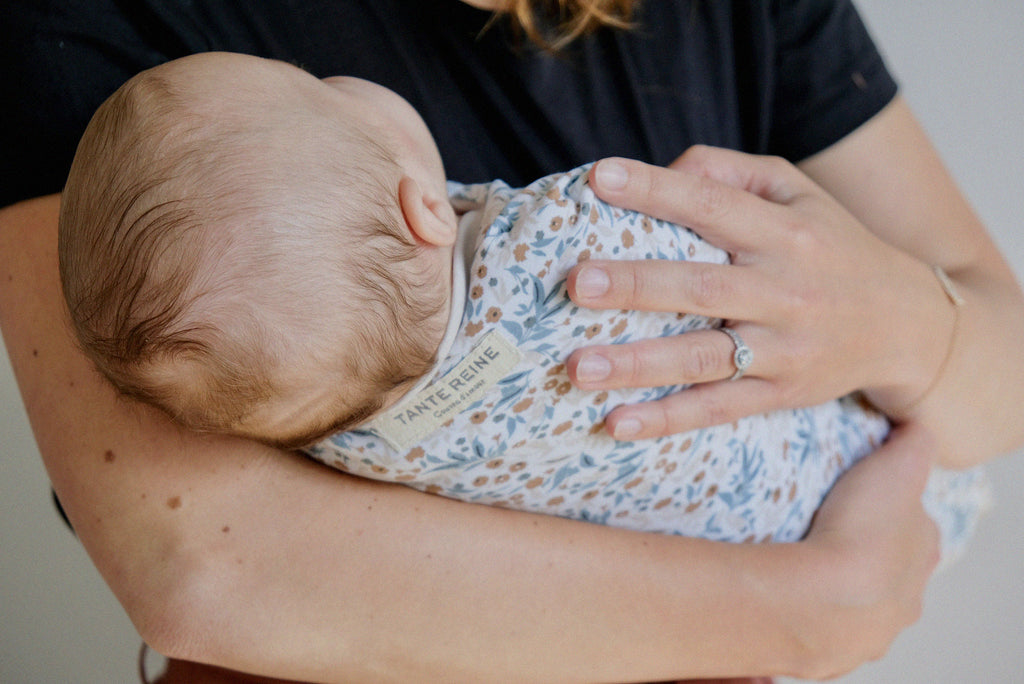 Tante Reine - Couverture d'emmaillotage - bébé dans les bras